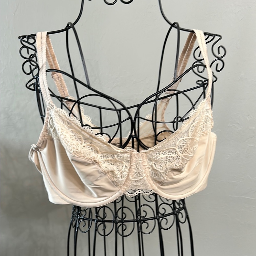 Bali Lace Trimmed Underwire Bra in Cream